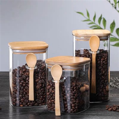 Bambu kapağı ve kaşıklı cam kavanoz